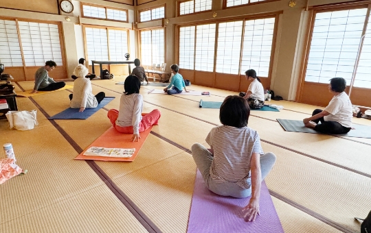 お寺ヨガの様子
